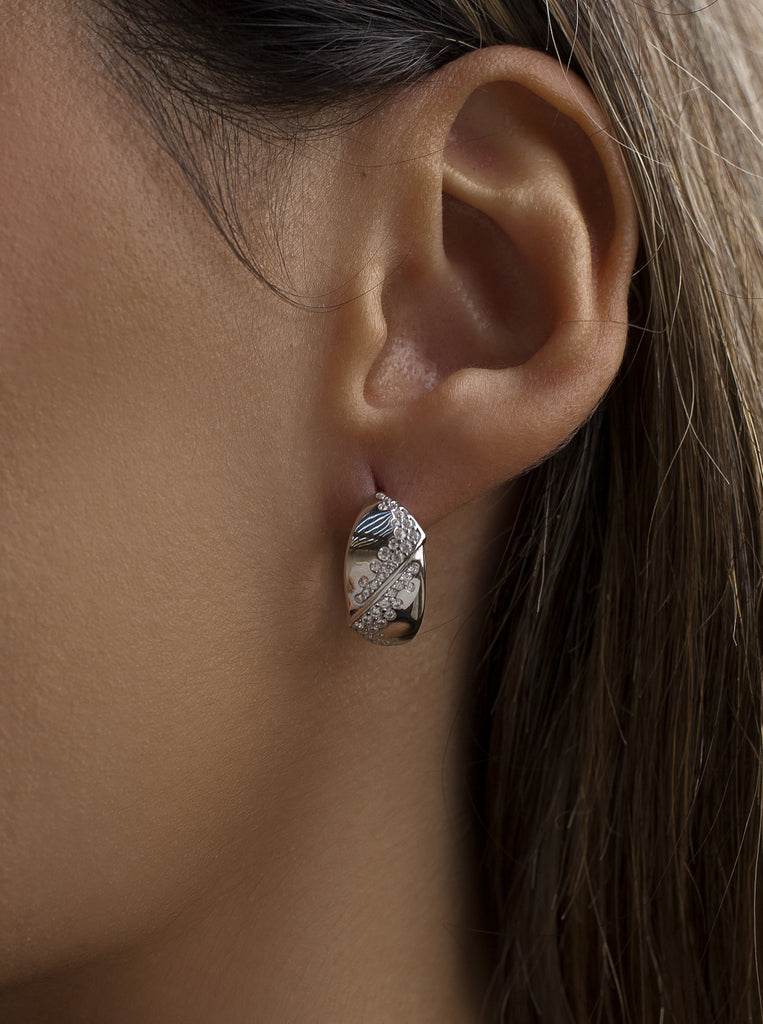 Pendientes aro de plata con diseño elegante y ovalado