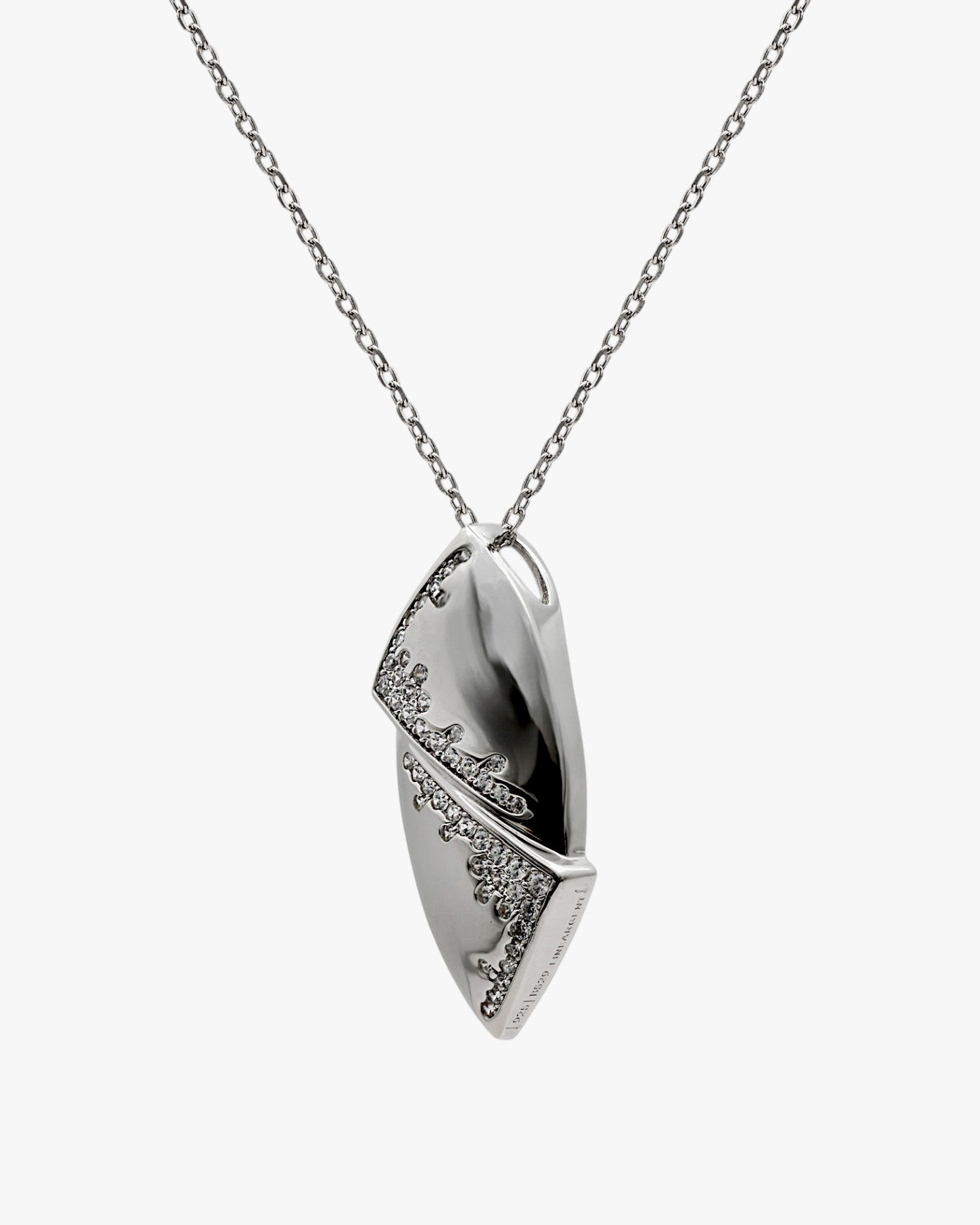 Pendentif en argent étincelant au design incurvé