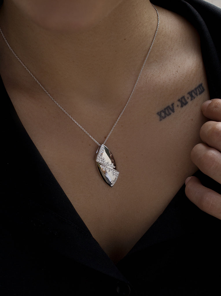 pendentif brillante en argent de design incurvé
