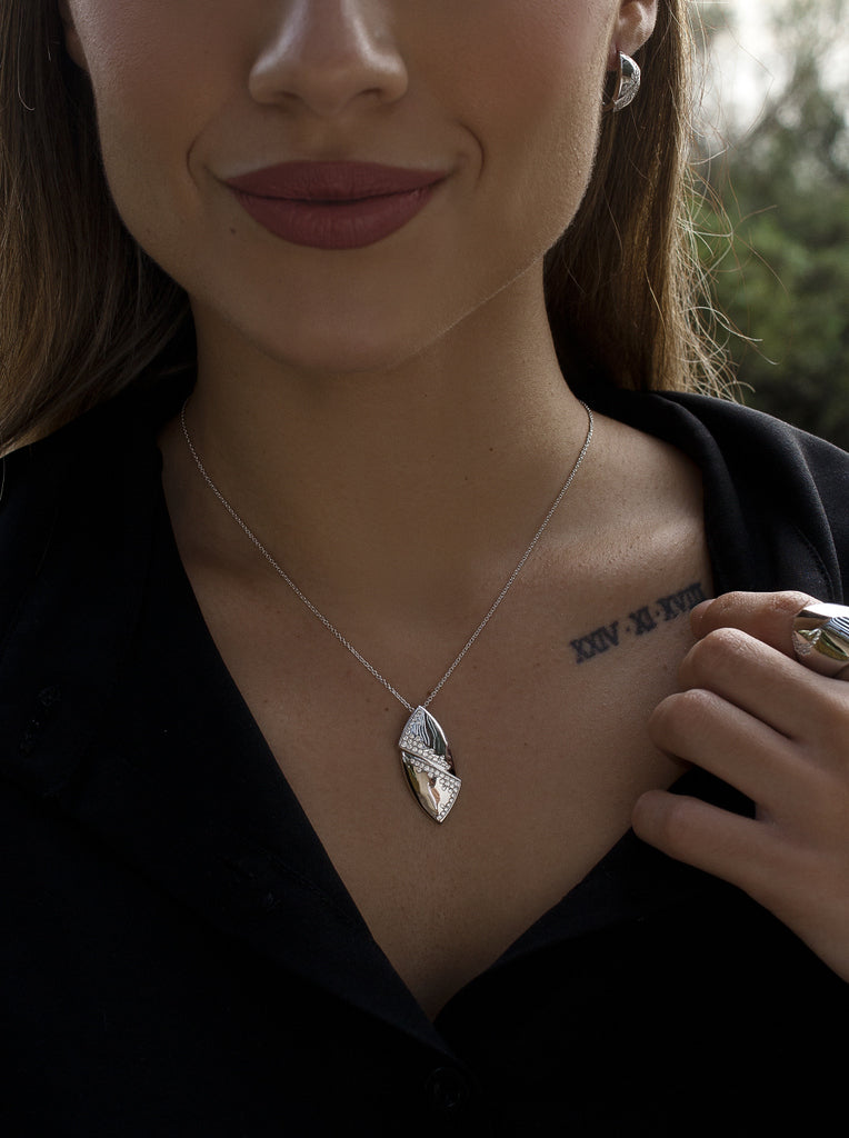 Sparkling silver pendant with a curved design
