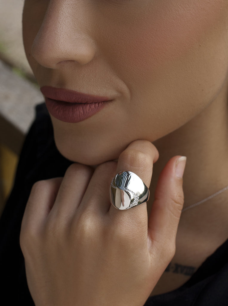 Larges anneaux en argent au design sculptural