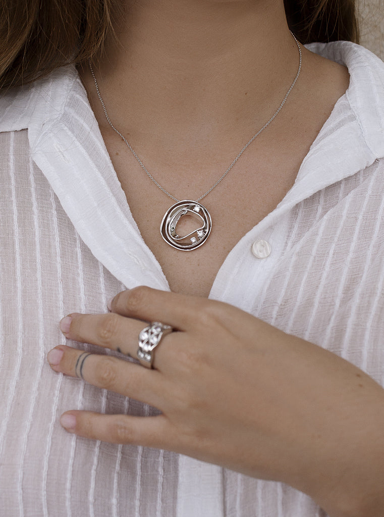 Colgante brillante con diseño contemporáneo y elegante