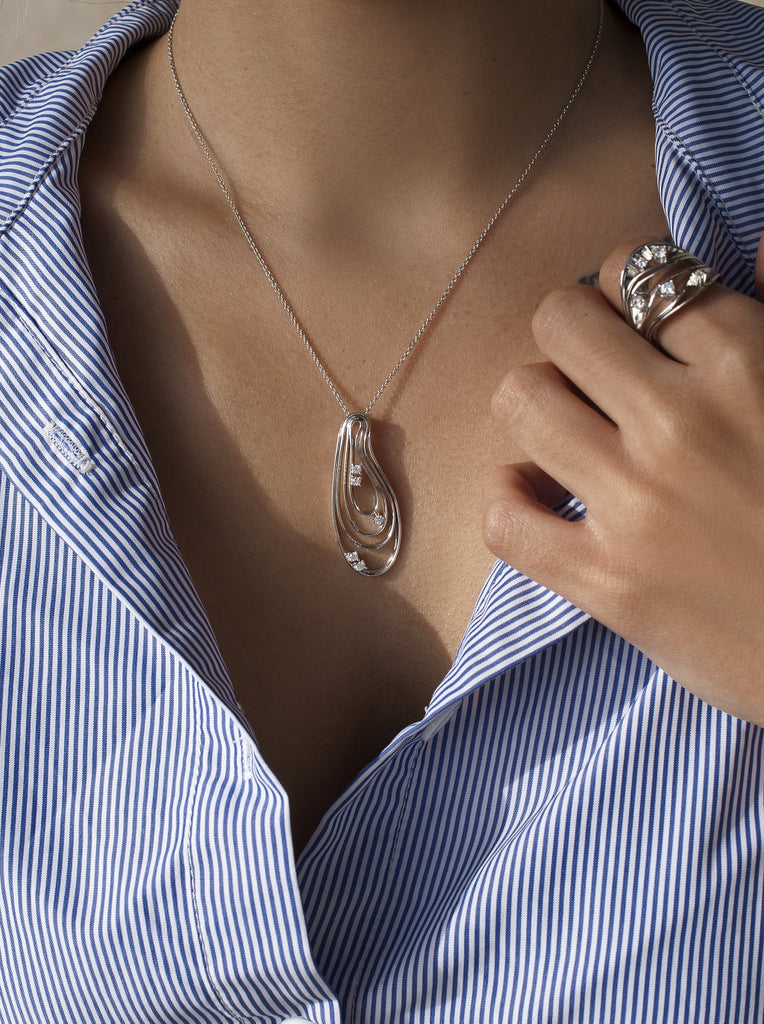 Collar de plata con diseño orgánico