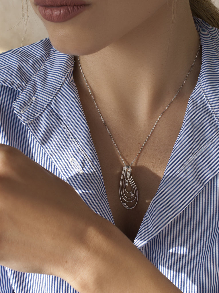 Collar de plata con diseño orgánico