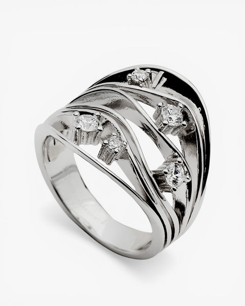 Anillo ancho con circonitas con diseño orgánico