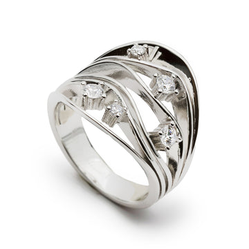 Anillo ancho con circonitas con diseño orgánico