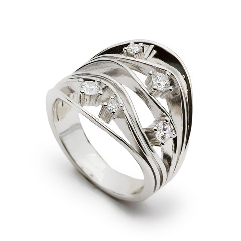 Anillo ancho con circonitas con diseño orgánico