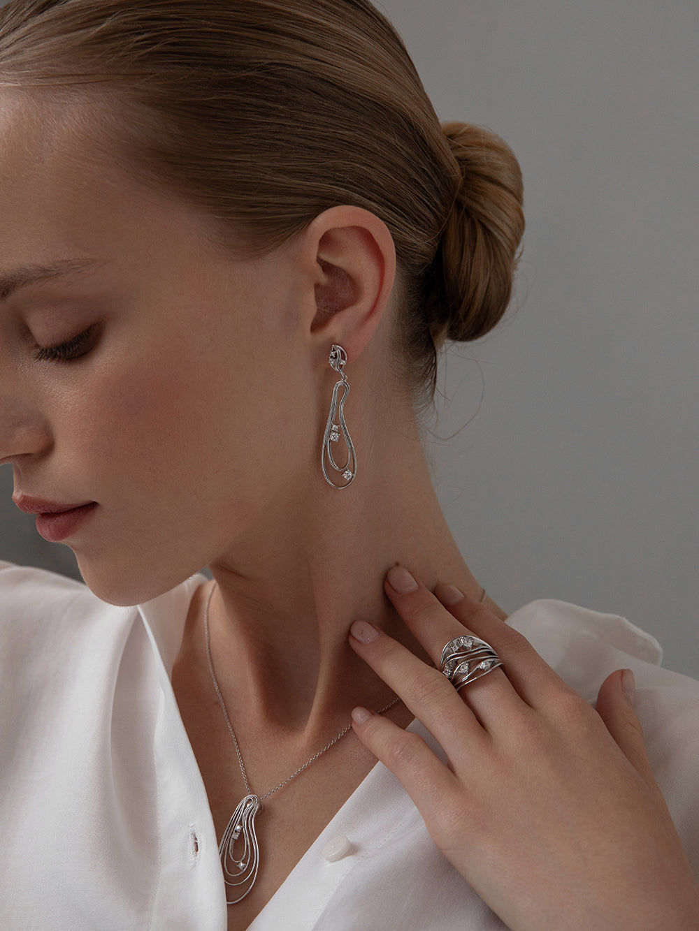 Bague large ornée de zirconiums cubiques au design organique