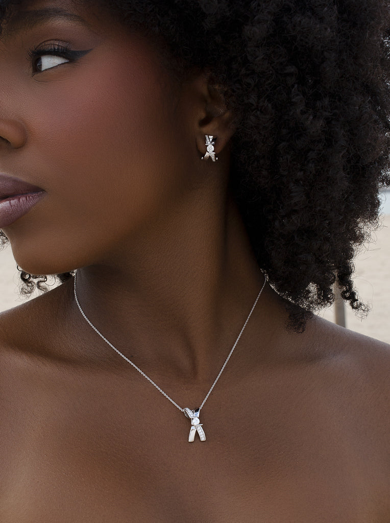 Boucles d'oreilles fermeture omega de design croisé et zircons