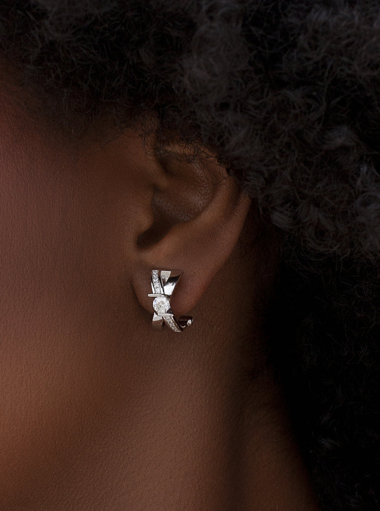 Boucles d'oreilles fermeture omega de design croisé et zircons