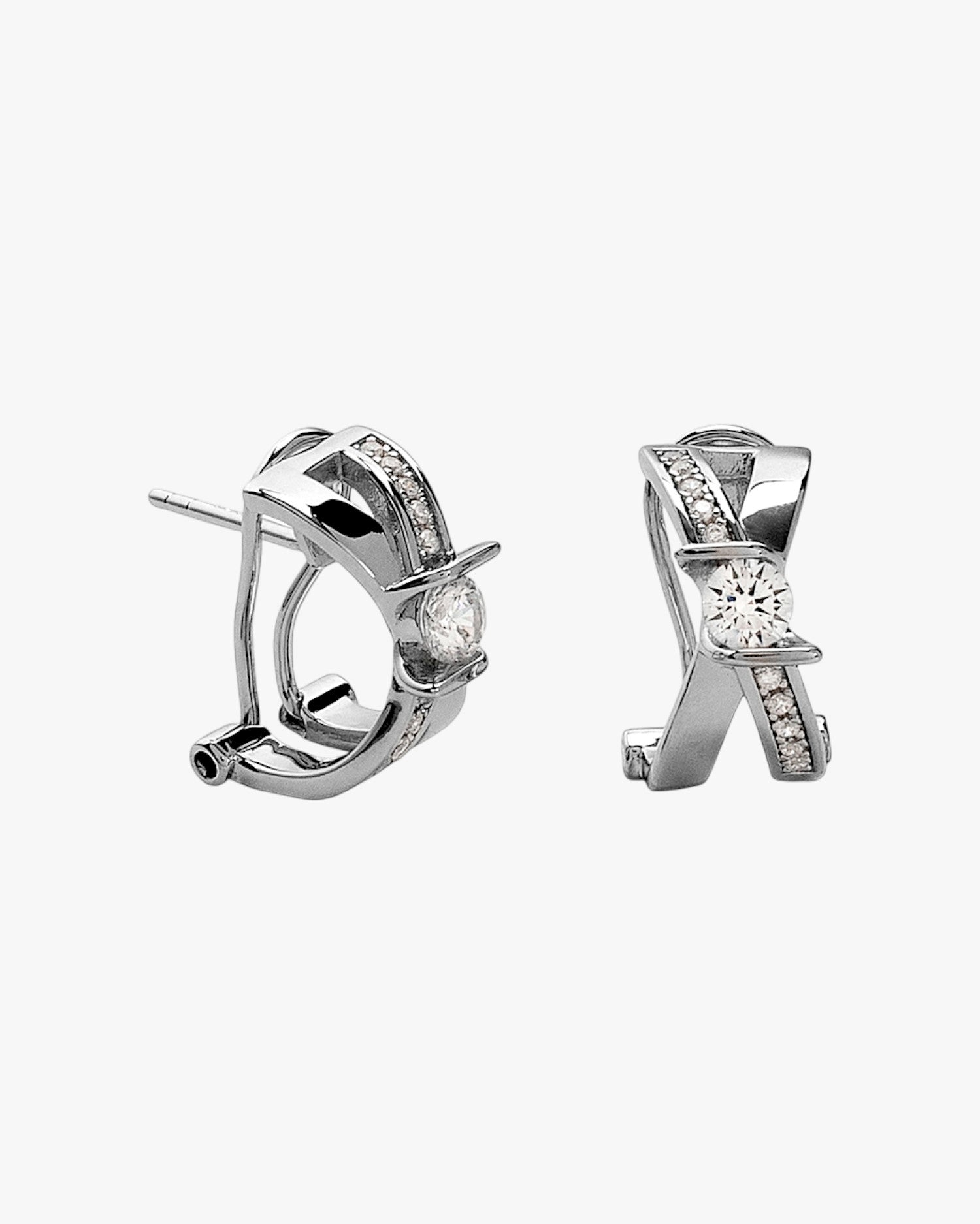 Boucles d'oreilles à fermoir oméga avec un design croisé et des oxydes de zirconium