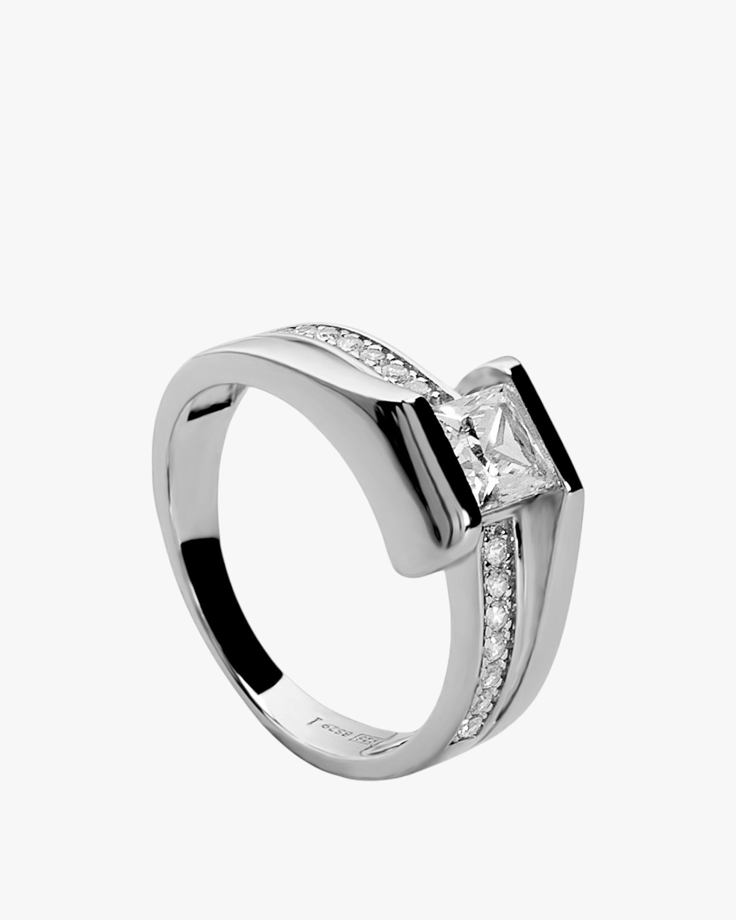 Anillo de plata geométrico con circonitas
