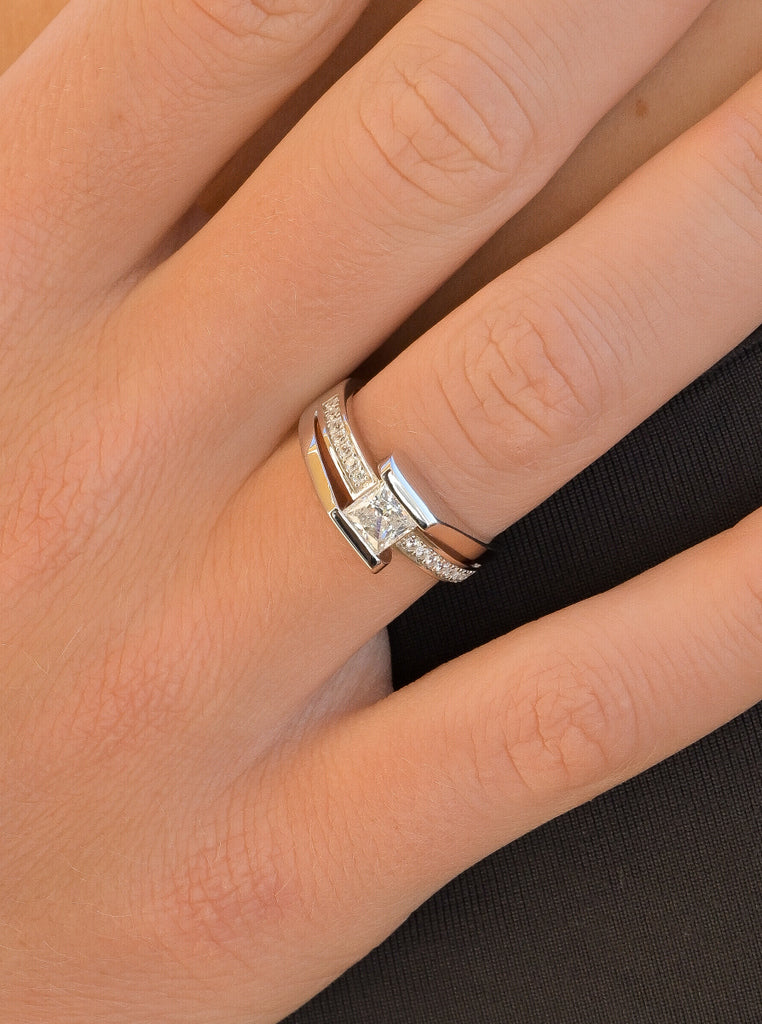 Anillo de plata geométrico con circonitas