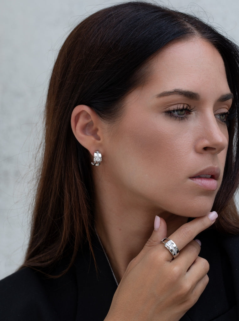 Pendientes cierre omega de plata con diseño elegante