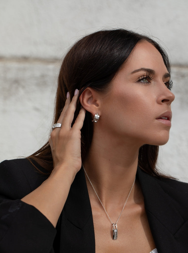 Pendientes cierre omega de plata con diseño elegante