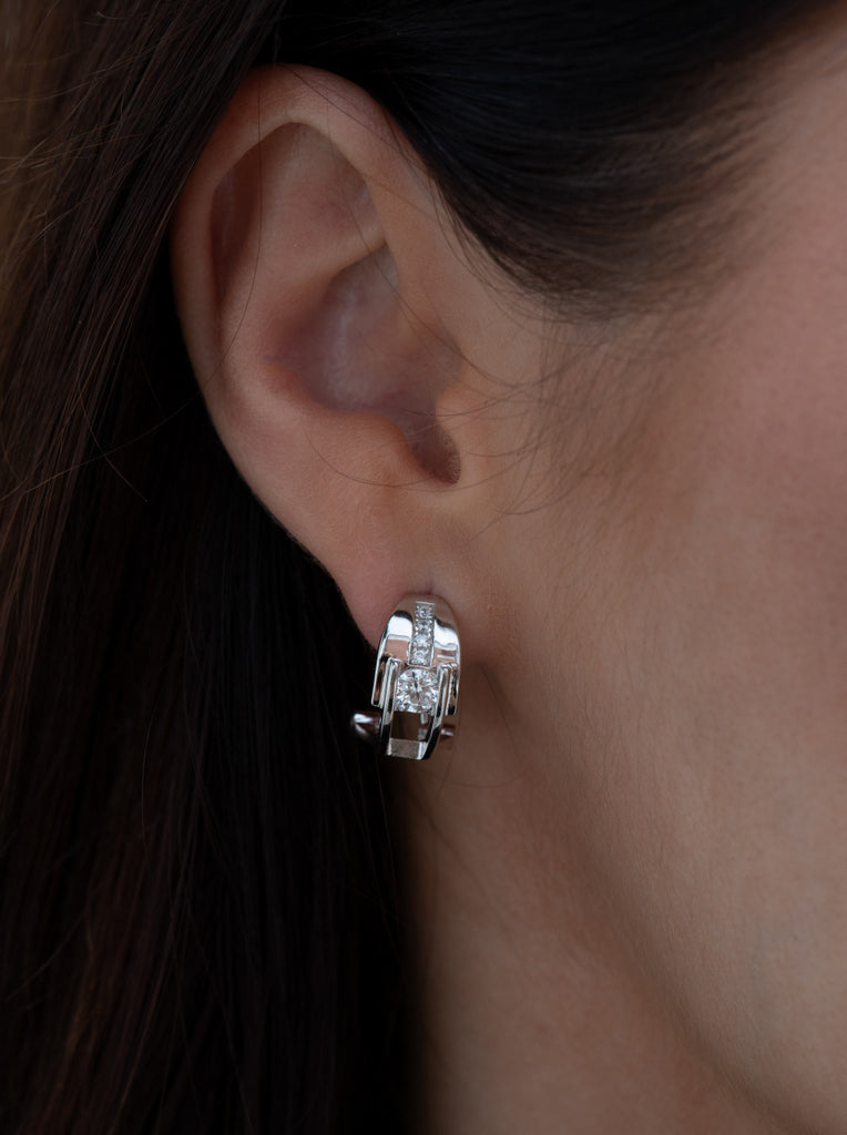 Pendientes cierre omega de plata con diseño elegante