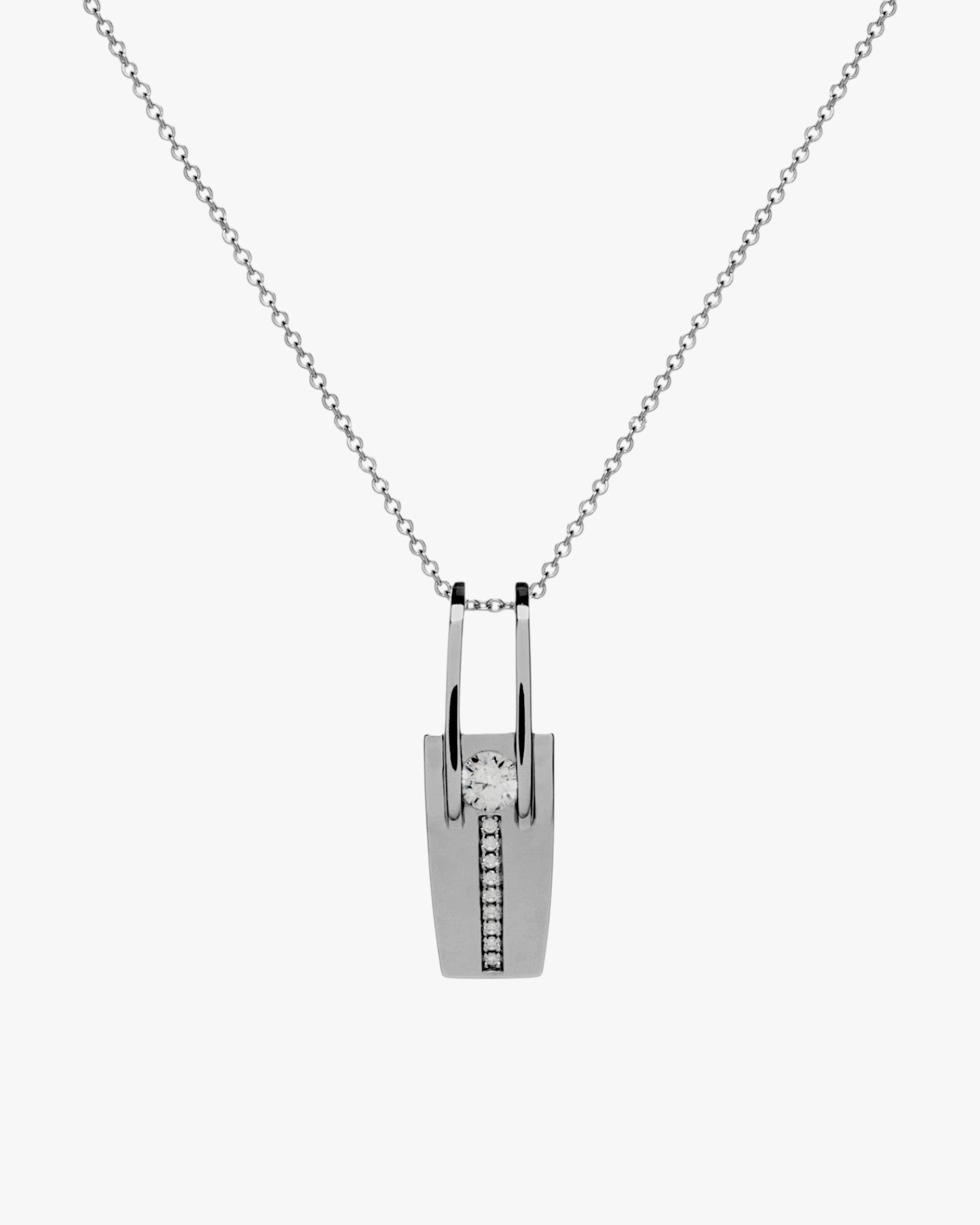 Colgante brillante de plata con diseño elegante