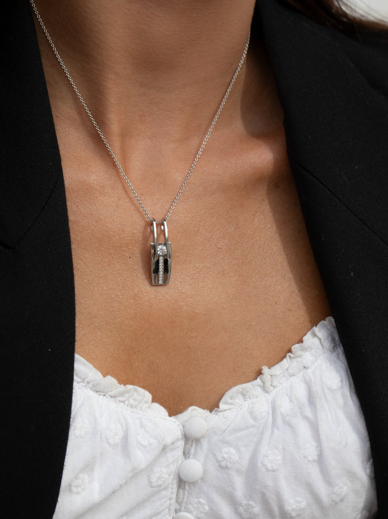 Colgante brillante de plata con diseño elegante