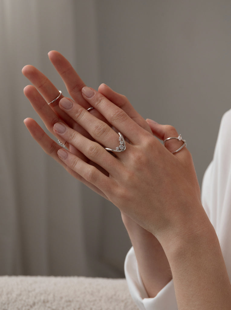 Anillo de plata curbado con circonitas