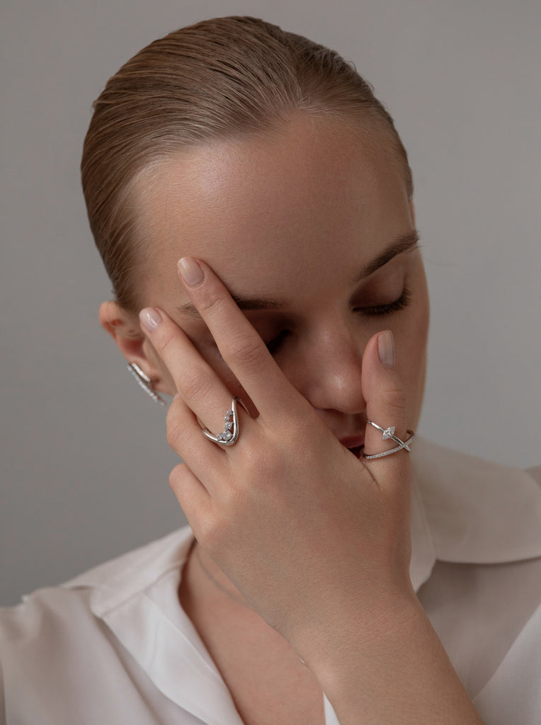 Anillo de plata curbado con circonitas