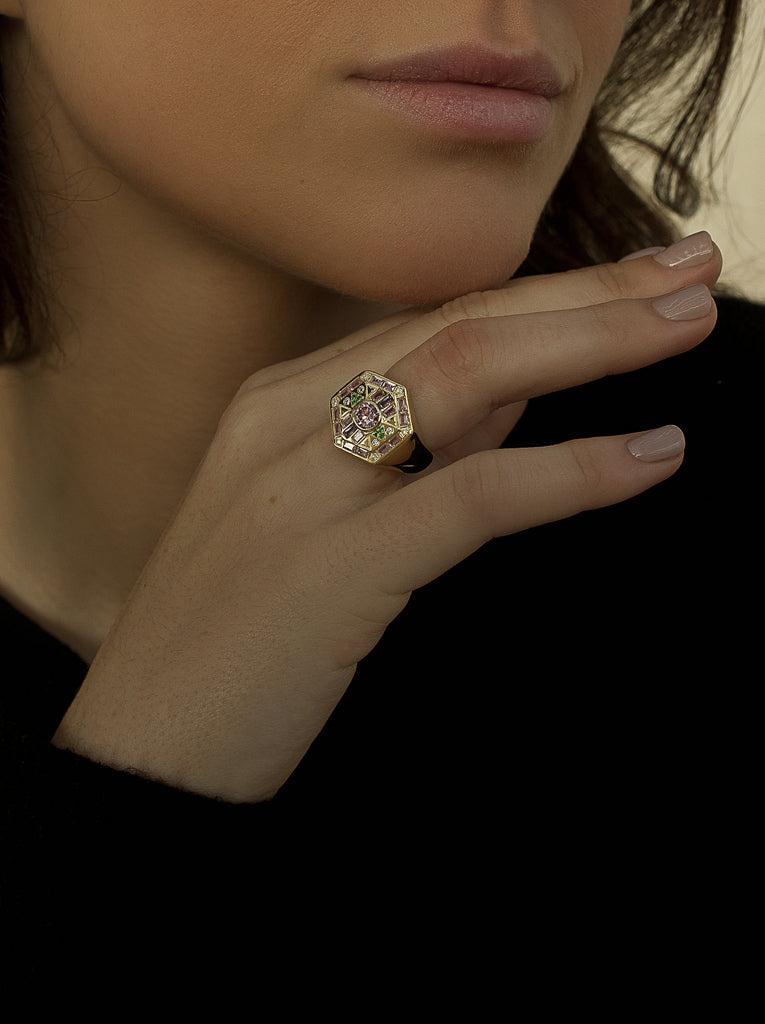 Bagues ornées de pierres aux tons roses, motif hexagonal