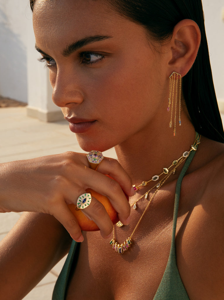 Bagues ornées de pierres aux tons roses, motif hexagonal