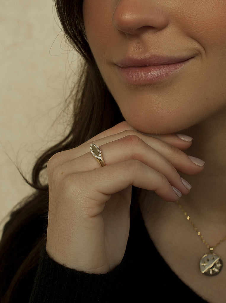 Anillos finos de plata estilo sello con circonitas en dorado