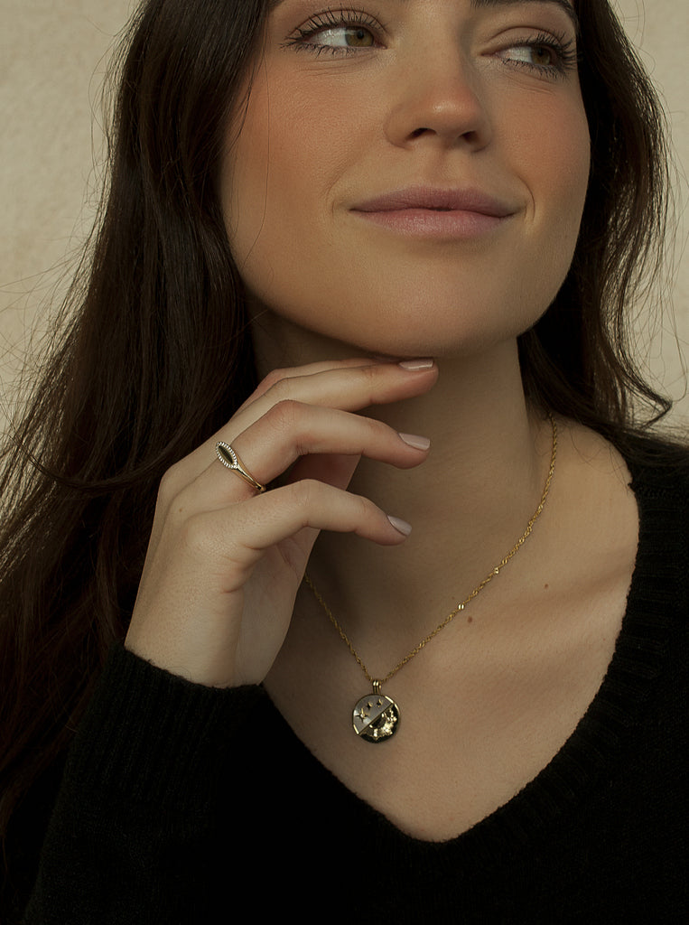 Anillos finos de plata estilo sello con circonitas en dorado