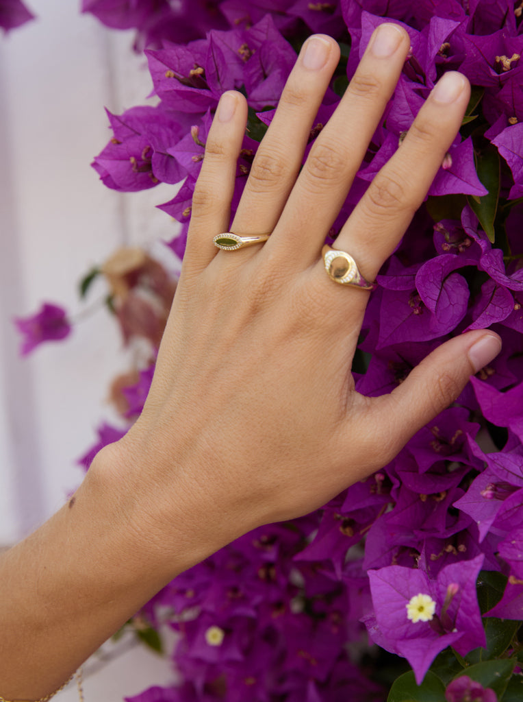 Anillos finos de plata estilo sello con circonitas en dorado