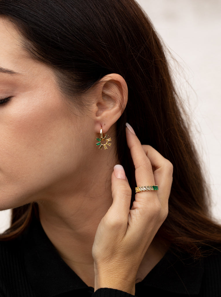 Boucles d'oreilles ornées de pierres colorées dans des tons de vert