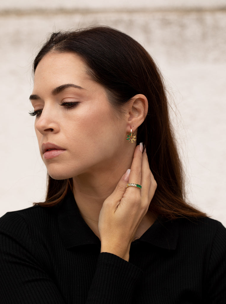 Boucles d'oreilles ornées de pierres colorées dans des tons de vert