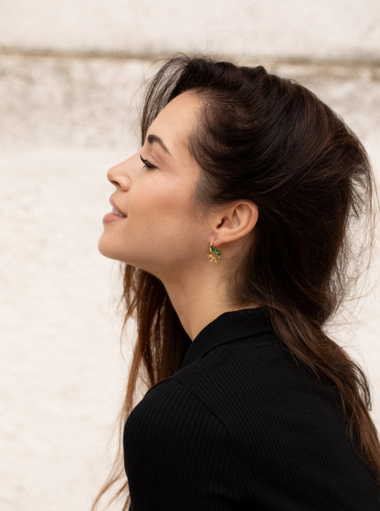 Boucles d'oreilles ornées de pierres colorées dans des tons de vert