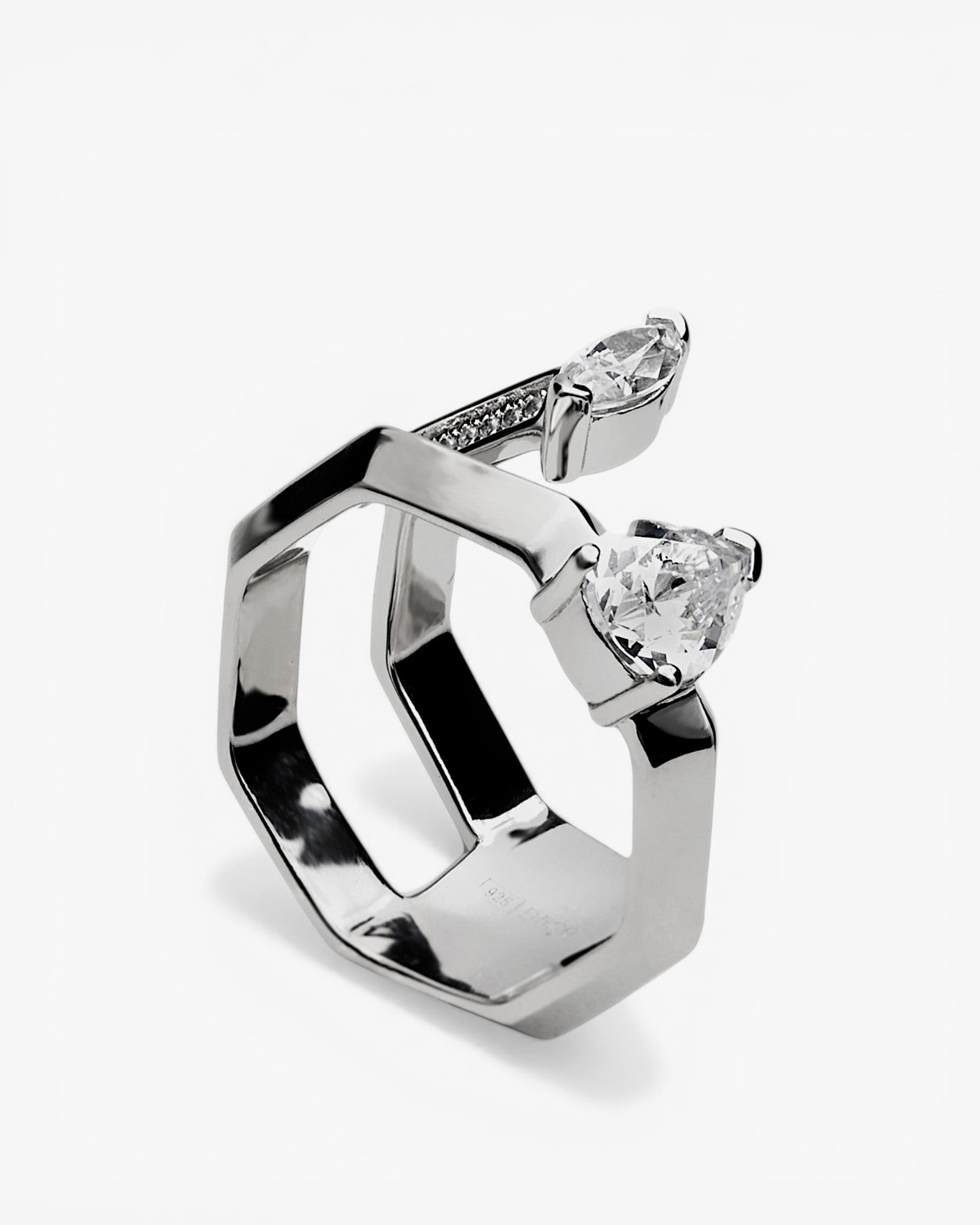 Anillo de diseño original en forma hexagonal con circonitas