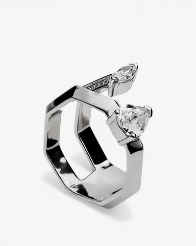 Anillo de diseño original en forma hexagonal con circonitas