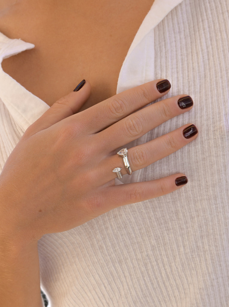 Anillo de diseño original en forma hexagonal con circonitas