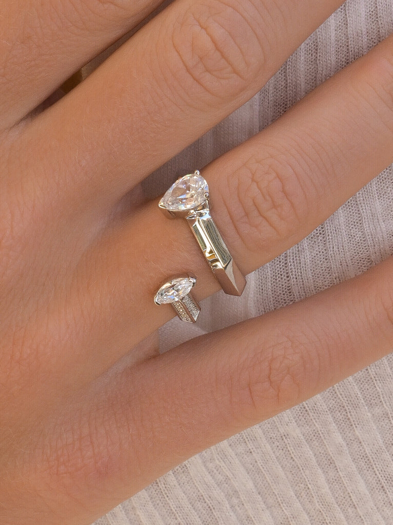 Anillo de diseño original en forma hexagonal con circonitas