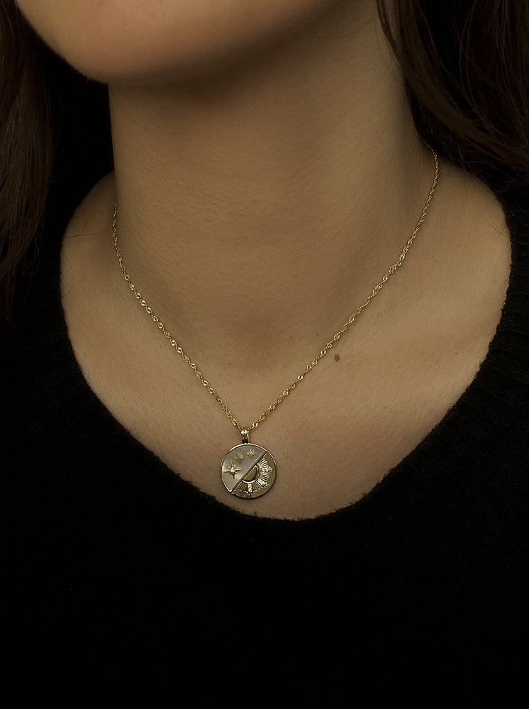 Collar medalla diseño sol combinado con nácar