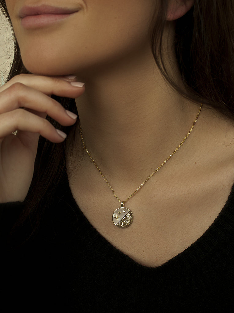 Collar medalla diseño sol combinado con nácar