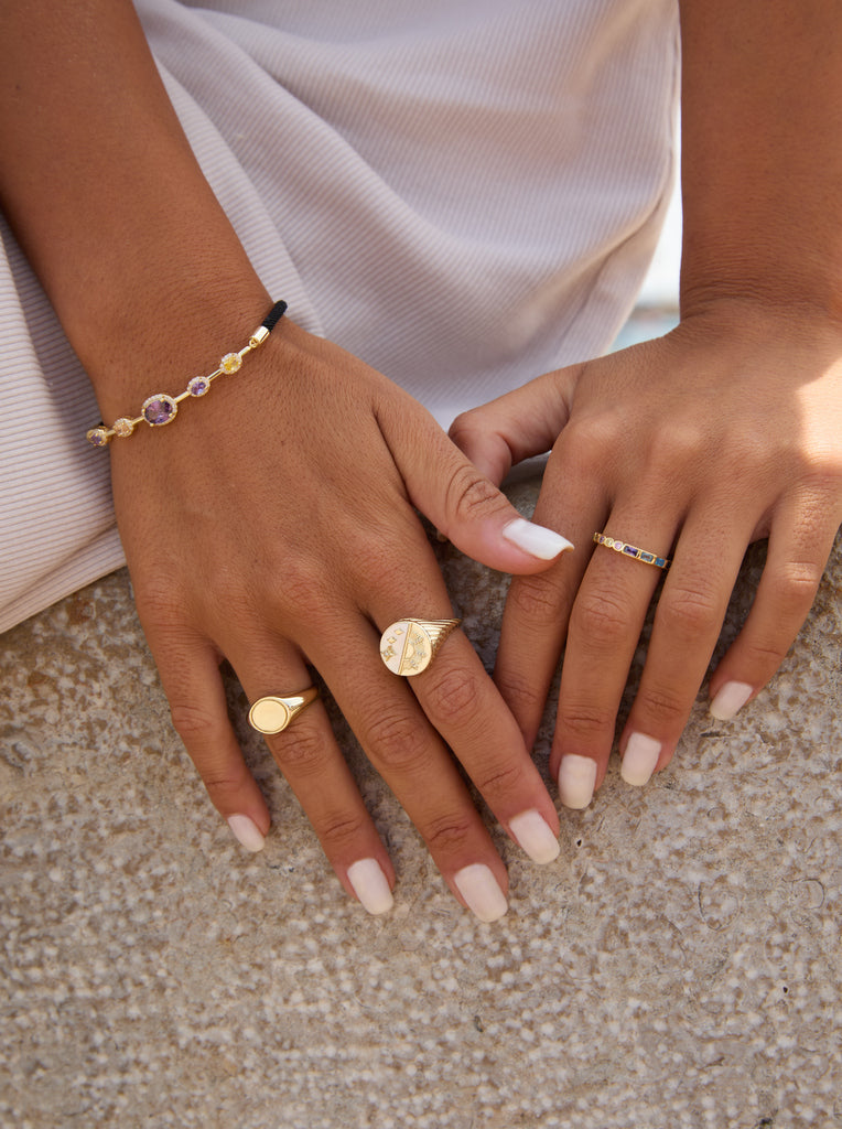 Anillo sello de plata diseño celestial combinado con nácar