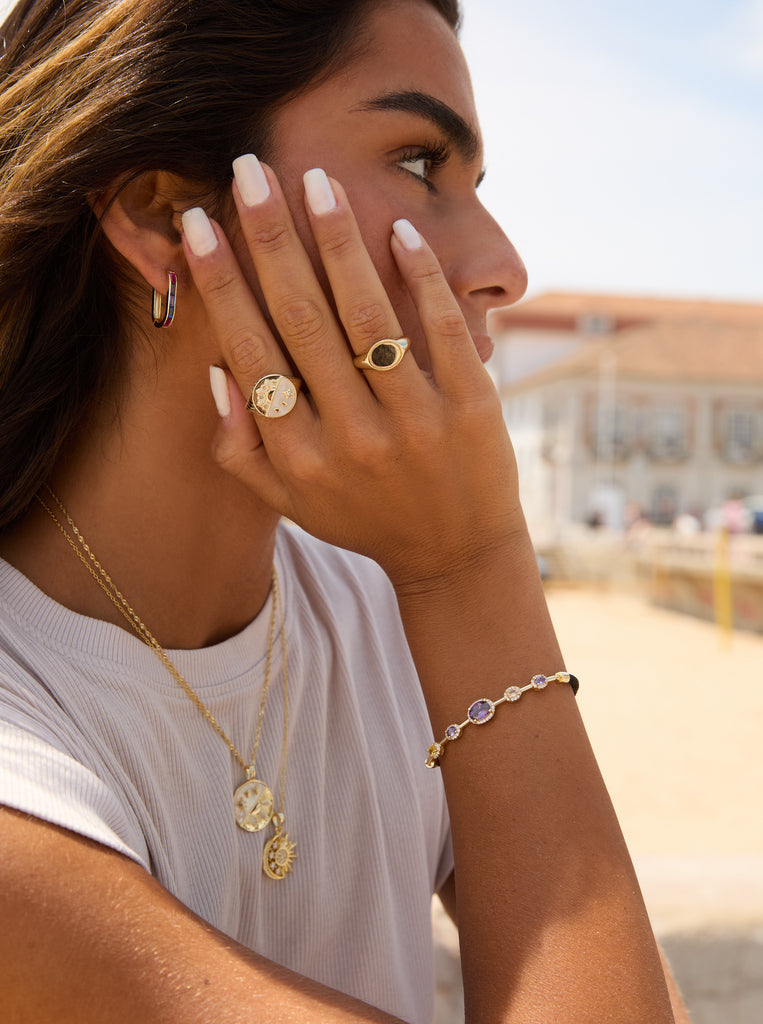 Anillo sello de plata diseño celestial combinado con nácar