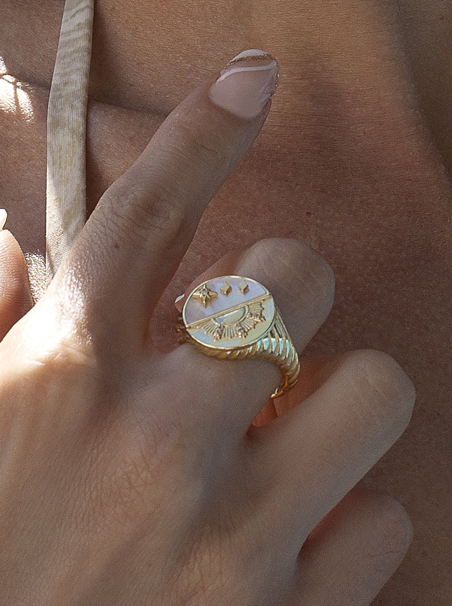 Anillo sello de plata diseño celestial combinado con nácar