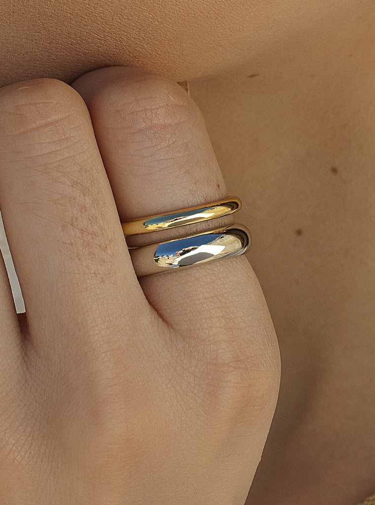 Anillo bicolor en plata entrelazado