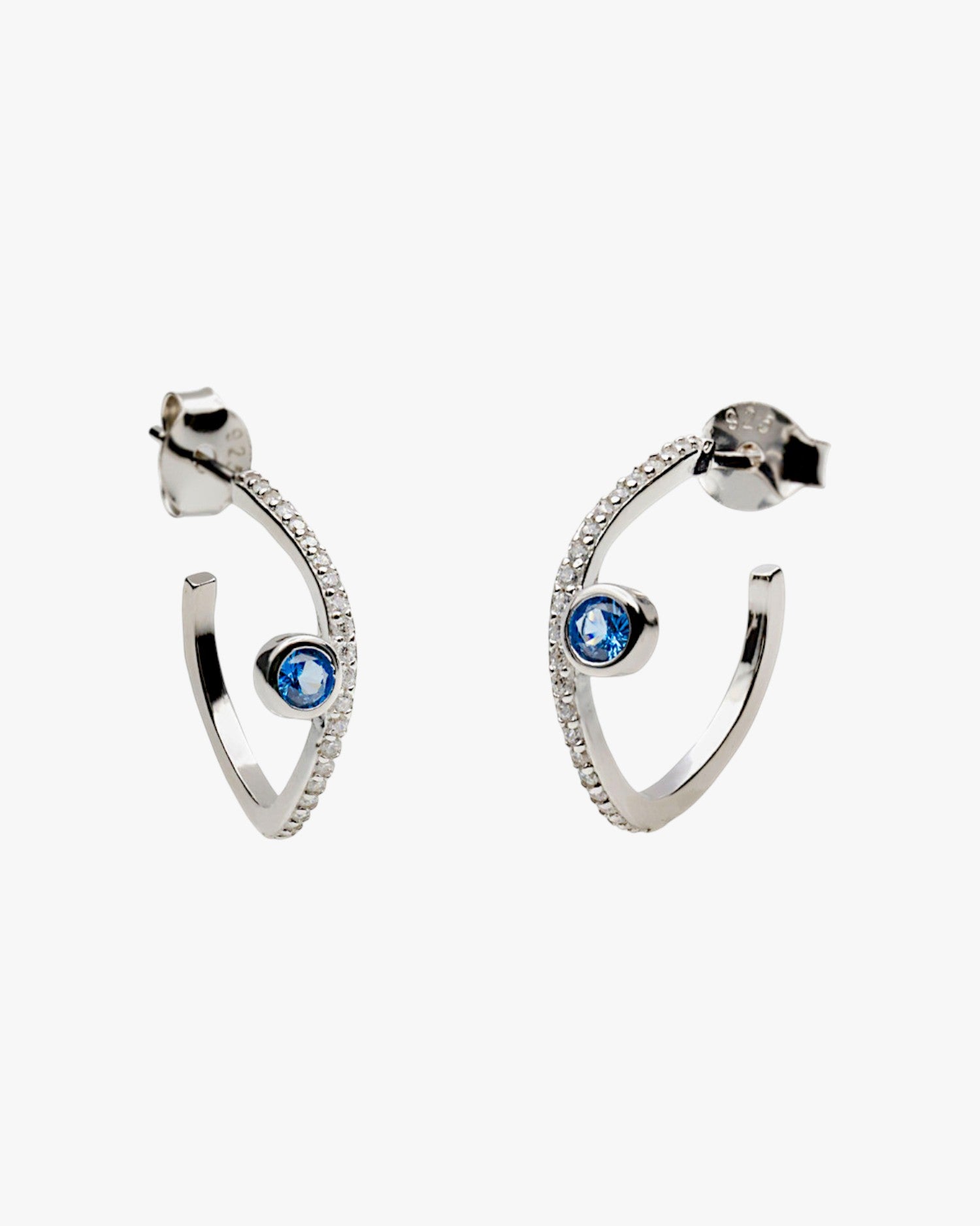 Élégantes boucles d'oreilles créoles en argent ornées de zirconiums cubiques et d'une pierre bleue