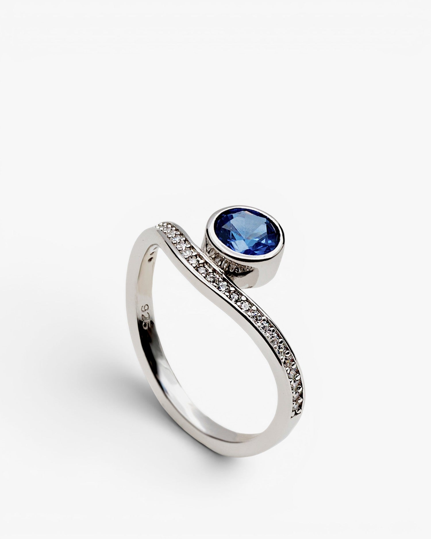 Anillo de plata con circonitas y piedra azul