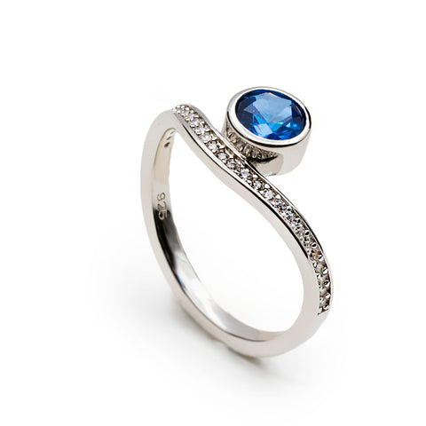 Anillo de plata con circonitas y piedra azul
