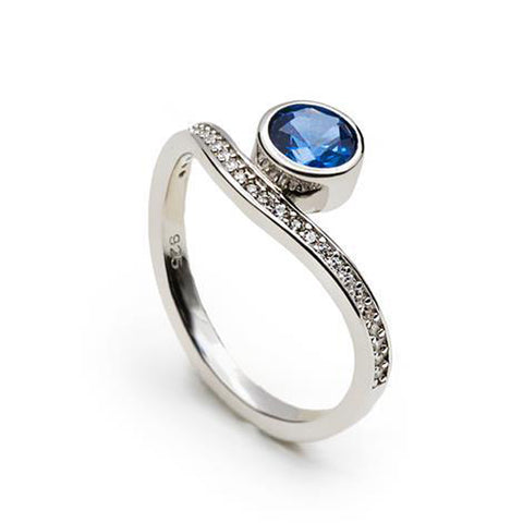 Anillo de plata con circonitas y piedra azul