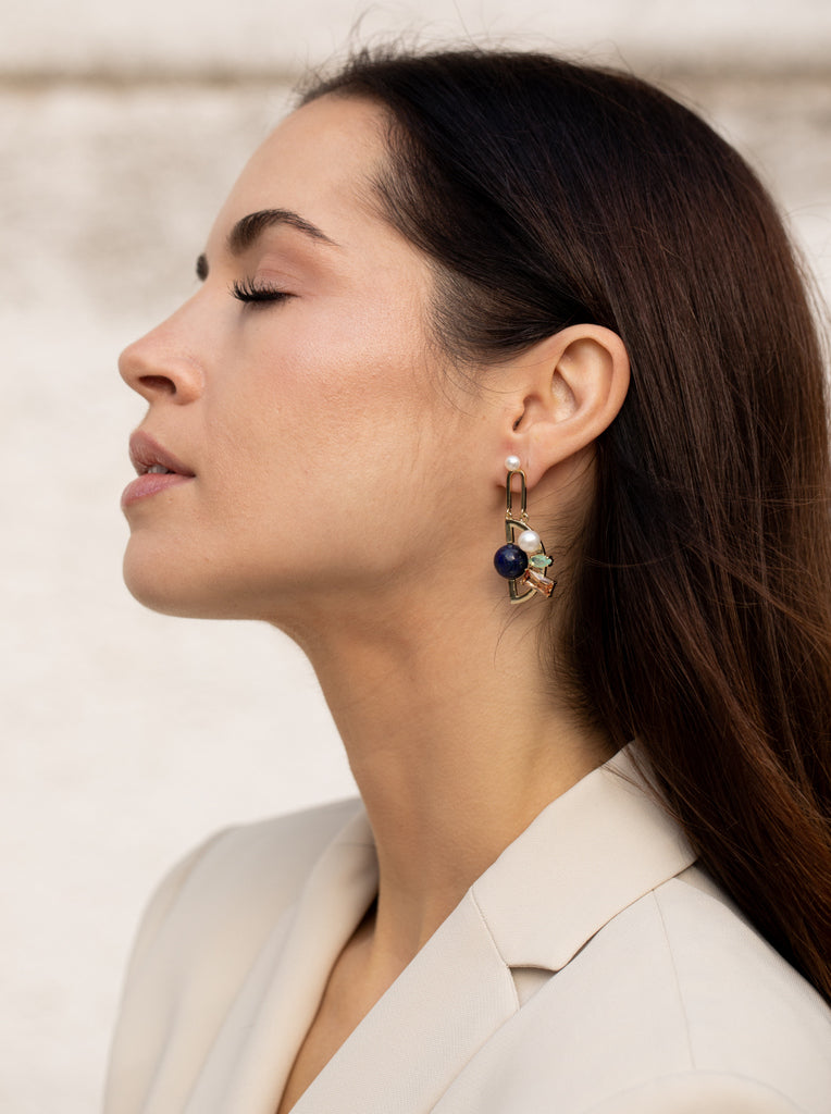 pendientes de plata dorados con piedras multicolores y perlas