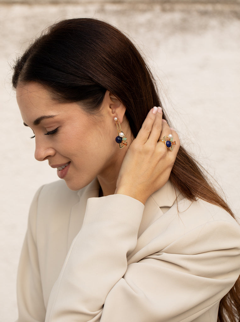 pendientes de plata dorados con piedras multicolores y perlas