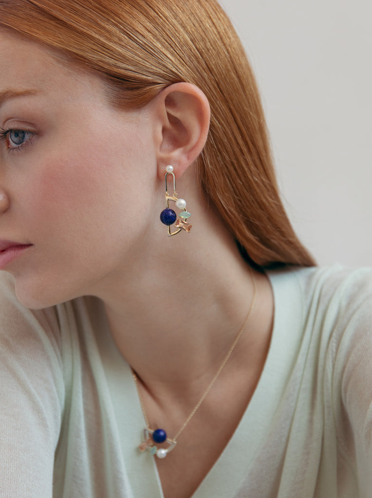 pendientes de plata dorados con piedras multicolores y perlas