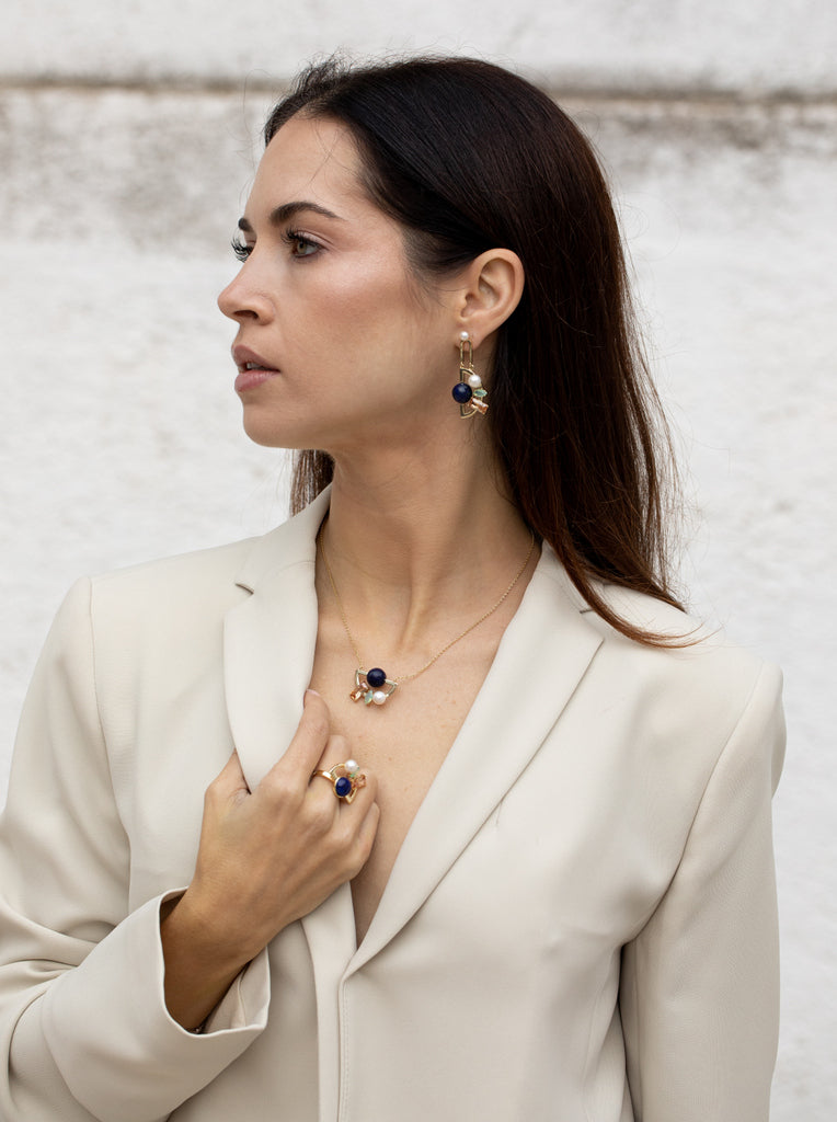 Collar dorado con piedras multicolores y perla